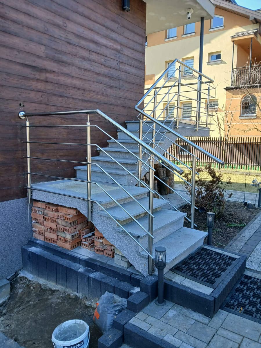 Atrium w obiekcie komercyjnym – balustrada na wymiar, realizacja nr 36
