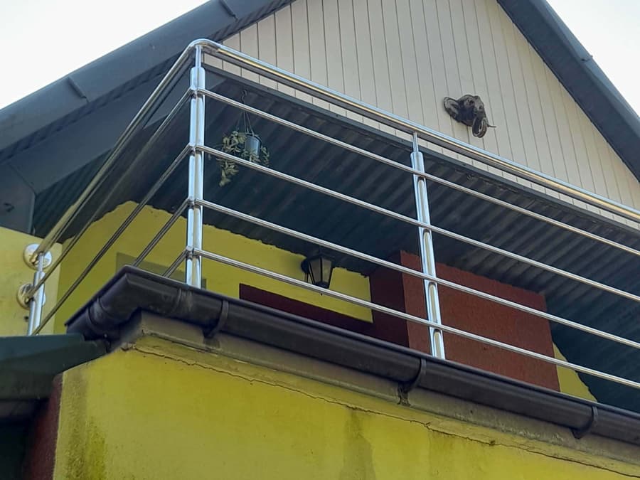Schody z pionowym układem prętów – balustrada na wymiar, realizacja nr 37